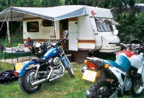 Peter en moto's voor de caravan